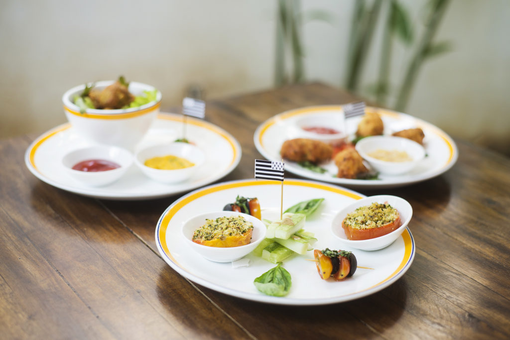 Assiettes de repas équilibrés préparés pour le portage à domicile